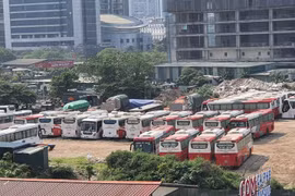 Bãi xe "khủng" đối diện công viên Cầu Giấy: Có phép hay không?