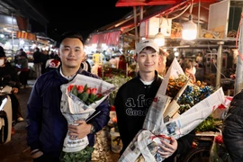 Quảng Bá: Cảm động cảnh đấng mày râu xuyên đêm chọn hoa dịp 8/3