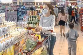 Người trẻ 'bóp bụng' chi tiêu trong bão giá