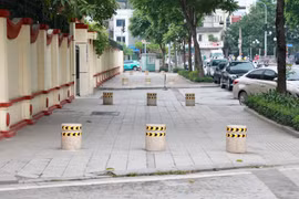 Hà Nội: Đặt trụ đá trên vỉa hè, dư luận phản ứng thế nào?