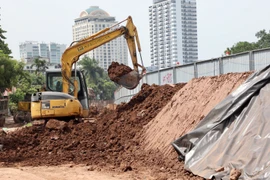 Gấp rút đắp thân đê hữu Hồng đảm bảo chống lũ trước 1/8