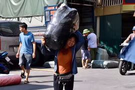 Nhọc nhằn nghề "cửu vạn" chợ Đồng Xuân mưu sinh dưới nắng nóng 