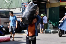 Nhọc nhằn nghề "cửu vạn" chợ Đồng Xuân mưu sinh dưới nắng nóng 