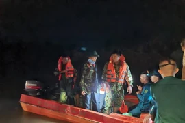 Lũ mạnh đổ về bất chợt, 1 người đi xe máy bị nước cuốn trôi