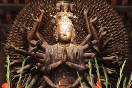 Cận cảnh pho tượng Phật Bà nghìn mắt nghìn tay ở Chùa Bút Tháp