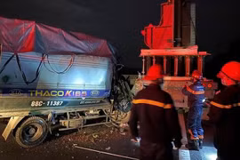 Xe tải tông xe đầu kéo trên cao tốc Hà Nội-Hải Phòng, 2 người tử vong