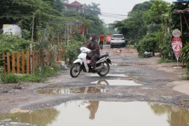 Hà Nội: Cận cảnh con đường cứ mưa là ngập