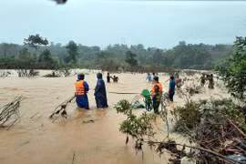 Bộ đội vượt sông để đưa 5 người dân về nhà