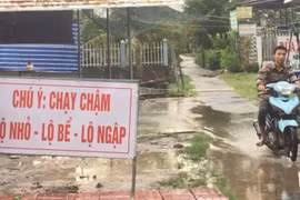 Người đàn ông bị xã triệu tập vì tự đặt biển cảnh báo giao thông