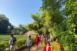 Du khách chen chân về tham quan quê Bác tại di tích Kim Liên