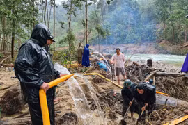 Bộ đội đu ròng rọc qua sông tìm người mất tích ở Trà Leng