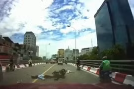 Video: Xe máy vượt ẩu, lấn làn và cái kết