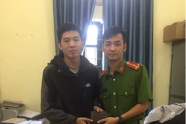 Công an xã chính quy trả lại ví tiền cho người mất 