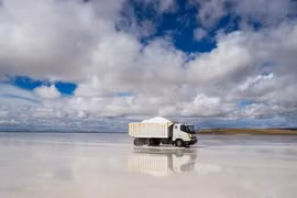 Cận cảnh hồ muối “đắt” nhất hành tinh, quân đội phải canh gác 24/24