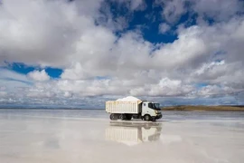 Cận cảnh hồ muối “đắt” nhất hành tinh, quân đội phải canh gác 24/24