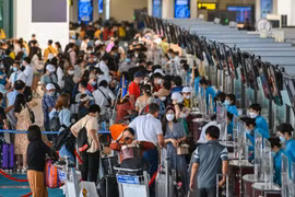  “Toát mồ hôi” khi đi du lịch mùa hè