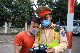 Mật phục ghi hình 'nóng' xe khách vi phạm, gây rối loạn giao thông