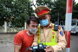 Mật phục ghi hình 'nóng' xe khách vi phạm, gây rối loạn giao thông