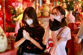 Sĩ tử đến cầu may tại Văn Miếu trước kỳ thi vào lớp 10 