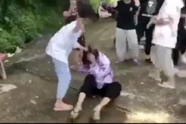 Phẫn nộ nữ sinh Thanh Hóa bị đánh hội đồng dã man, bạn bè hả hê cổ vũ