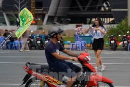 Giới trẻ thả diều ở khu đô thị Thủ Thiêm, nguy cơ vướng trụ điện nguy hiểm