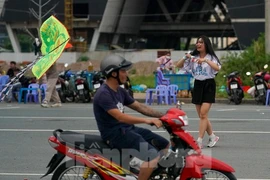 Giới trẻ thả diều ở khu đô thị Thủ Thiêm, nguy cơ vướng trụ điện nguy hiểm