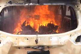 Sau tiếng nổ lửa bao trùm ôtô 7 chỗ, 2 người trong xe chết cháy