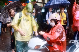 Thí sinh Hà Nội “đội mưa” trong môn thi đầu tiên kỳ thi tốt nghiệp THPT