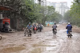 Cận cảnh con đường “đau khổ” giữa Thủ đô