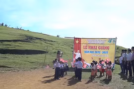 Xúc động hình ảnh học sinh miền núi khai giảng năm học mới