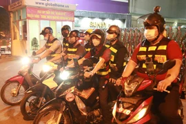 Nhóm bạn trẻ ở TPHCM rong ruổi trong đêm giúp người bị nạn