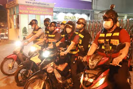 Nhóm bạn trẻ ở TPHCM rong ruổi trong đêm giúp người bị nạn