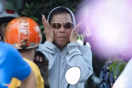 Phụ huynh vã mồ hôi đội nắng 40 độ chờ con trước cổng trường