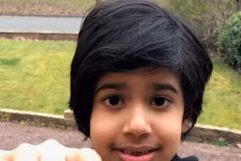 Đang chơi đùa trong sân, cậu bé 6 tuổi phát hiện san hô cổ xưa hiếm có