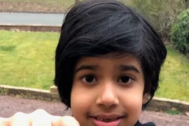 Đang chơi đùa trong sân, cậu bé 6 tuổi phát hiện san hô cổ xưa hiếm có