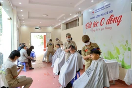 Tiệm cắt tóc 0 đồng tại Bệnh viện Đại học Y Hà Nội