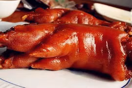 Phụ nữ thường ăn 'móng giò', liệu có thực sự bổ sung được collagen?