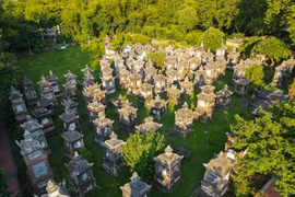 Thăm vườn tháp cổ đẹp và lớn nhất Việt Nam tại chùa Bổ Đà