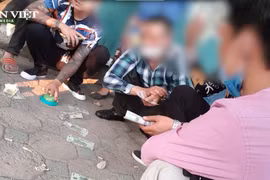 Video: Con bạc ngang nhiên mở sới trên vỉa hè Hà Nội 