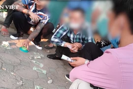 Video: Con bạc ngang nhiên mở sới trên vỉa hè Hà Nội 
