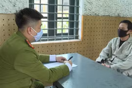 Khởi tố người đàn ông đi xe máy biển 9999 đánh CSGT