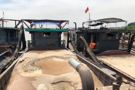 “Cát tặc” trên sông Hồng bị CSGT đường thủy bắt quả tang 