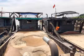 “Cát tặc” trên sông Hồng bị CSGT đường thủy bắt quả tang 