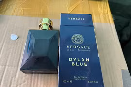 Phát hiện hơn 20 tấn nước hoa, mỹ phẩm nghi giả nhãn hiệu Versace, Chanel
