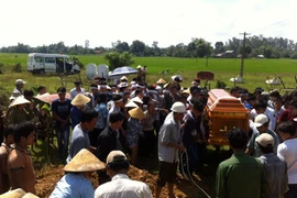 Tiếc thương tiễn người nhường áo phao chọn cái chết