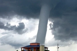 Cận cảnh những vòi rồng khiến con người bạt vía