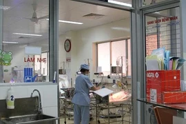 Con của sản phụ bị rạch bụng, vết thương thấu xương mông