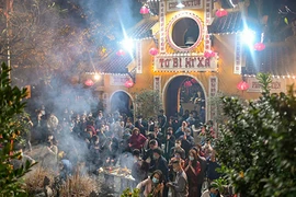 Tết Tân Sửu 2021: Dân Thủ đô đeo khẩu trang đi lễ chùa