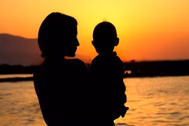 Chồng cũ đưa 100 nghìn mua quà cho con, vợ đáp trả cực gắt