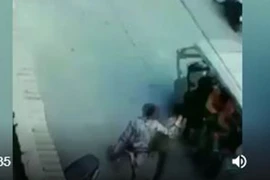 Video: Hai người đàn ông “hứng trọn” đống gạch từ trên cao rơi xuống